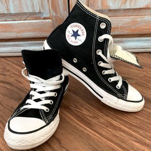 Authentic Converse Hightop in Black size 3